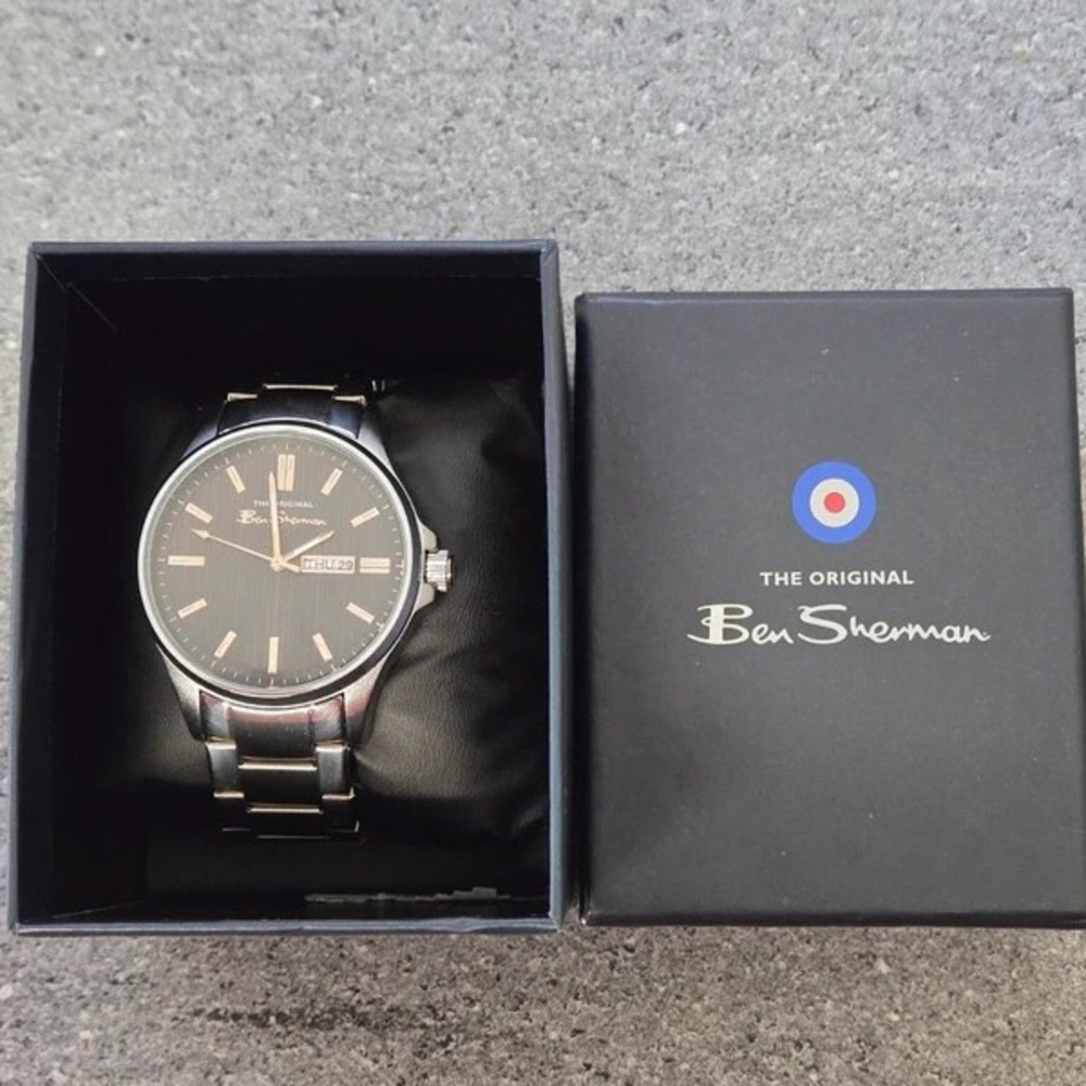 Uniqlo Silver Strap Black Dial Men's Watch